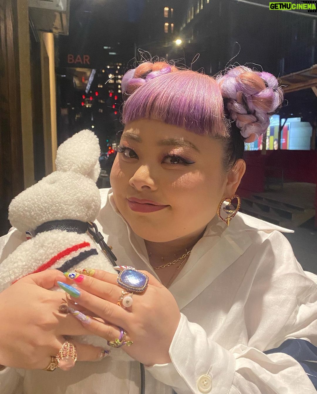 Naomi Watanabe Instagram - @thombrowne のショーに行きました😆 久々に生のエンタメにぶん殴られた🥲 お洋服も素晴らしいのはもちろんなんだけど、ショー自体が凄過ぎて言葉失った😂 音楽もまじやばいのである! YouTubeで全部観れるけど一応私が撮ったものも短めに編集して載せておくね😇 謎に一部映像乱れてるけど気にしないで😂 終わりで @georgerootnyc とご飯😉 我々S62年世代も頑張るにょ🥰💪 卯年だからうさぎのバッグ🐰 全部大事に抱えててわらう 極悪の世代ではありません😂 私は身体的にジャケットやシャツは似合わないと思ってたんだけど、今回挑戦してみたら案外似合ってて、新たな自分と出会えたよ🥰❤️🔥挑戦の一歩って大事だね🥺🙏 異国での挑戦、まだまだ続きます😂 チャンネルはそのまま😂💪 ブチ進むぞ🥰🥰🥰 エンターテイメントっていいよな👺 HAIR @nerohair styling @cc_looo お洋服全て @thombrowne です❤️🔥 指のジュエリーは全て私物です😂ゴリゴリマダムw あと棒人間小学生の時から大好きだから、運命ジャケットw #NYFW