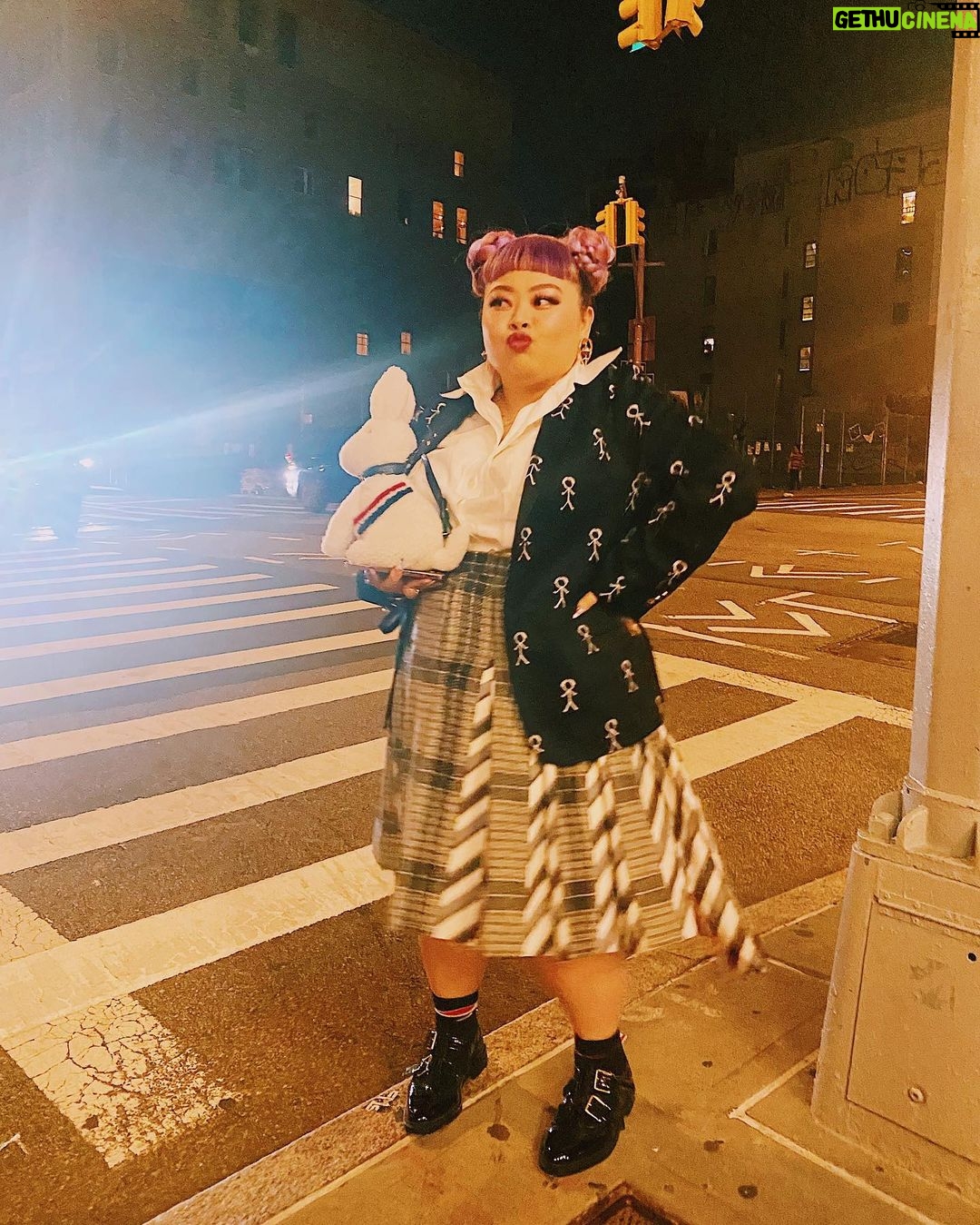 Naomi Watanabe Instagram - @thombrowne のショーに行きました😆 久々に生のエンタメにぶん殴られた🥲 お洋服も素晴らしいのはもちろんなんだけど、ショー自体が凄過ぎて言葉失った😂 音楽もまじやばいのである! YouTubeで全部観れるけど一応私が撮ったものも短めに編集して載せておくね😇 謎に一部映像乱れてるけど気にしないで😂 終わりで @georgerootnyc とご飯😉 我々S62年世代も頑張るにょ🥰💪 卯年だからうさぎのバッグ🐰 全部大事に抱えててわらう 極悪の世代ではありません😂 私は身体的にジャケットやシャツは似合わないと思ってたんだけど、今回挑戦してみたら案外似合ってて、新たな自分と出会えたよ🥰❤️🔥挑戦の一歩って大事だね🥺🙏 異国での挑戦、まだまだ続きます😂 チャンネルはそのまま😂💪 ブチ進むぞ🥰🥰🥰 エンターテイメントっていいよな👺 HAIR @nerohair styling @cc_looo お洋服全て @thombrowne です❤️🔥 指のジュエリーは全て私物です😂ゴリゴリマダムw あと棒人間小学生の時から大好きだから、運命ジャケットw #NYFW