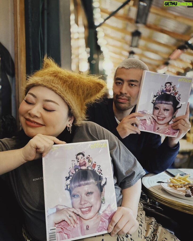Naomi Watanabe Instagram - @officemagazinenyc 🤍 ニューヨークの雑誌の表紙を飾りました🫶 ネロさんがヘアスタイリストだけでなく フォトグラファーとして初めての表紙撮影、 記念すべき1号に参加できて嬉しいです。 @nerohair おめでとうございます！ そして私のフィギュアを使った個性的な髪型も最高です このガチャガチャ持ってる人いるよね？ 私にしか出来ない表現をしていただきありがとうございます！ 全部フィルムで撮ってるから 撮られる側も1枚1枚お魂込めて撮影しました。 でも撮影中の動画がまじヤバいんだけど！ 基本上半身撮影だとはいえ 下半身のポーズ爆笑 股広げ過ぎてベージュのスパッツ見えてるし、動くと頭の飾り取れちゃうから微動だにしてないのもなんか怖いし足カエルだし うにょ でもニューヨークの街で自分を見ると不思議な感じ！！！ 同じアパートの人とエレベーター一緒になってさ、 あんたのカバー見たよ、自分を街中で見るってどんな気持ち？これからも頑張ってねーばいびー！ってめっちゃクールに応援された。 キャピキャピしてないニューヨーカーが好きです Made the cover of this issue! It's so weird to see myself on the cover in the streets of New York! My neighbor in the same apartment asked, "Weren't you on the cover of something? How does it feel to see your face on the streets? Good luck!" What a cool interaction😂 Thank you New Yorker😂 And a huge congratulations to Nero for making his cover debut as a photographer! 我々テンション上がって発売と同時に お店まで見に行っちゃった！ もし買える方はぜひ！ 📸💇🏻‍♀ @nerohair 👗 @john_colver 💄 @ittts_sena 💅 @nailsbymei Editor-in-Chief @simonrasmussen Creative Director @jesperdlund Associate Creative Director @mitchism Design Direction/Art Direction @w_e_studio @claudineeriksson @pierawolf Managing Editor @sahirahmei Graphic Design @jiyoon_cha @sofiefinderup New York City