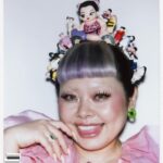 Naomi Watanabe Instagram – @officemagazinenyc 🤍

ニューヨークの雑誌の表紙を飾りました🫶
ネロさんがヘアスタイリストだけでなく
フォトグラファーとして初めての表紙撮影、
記念すべき1号に参加できて嬉しいです。

@nerohair おめでとうございます！
そして私のフィギュアを使った個性的な髪型も最高です
このガチャガチャ持ってる人いるよね？
私にしか出来ない表現をしていただきありがとうございます！

全部フィルムで撮ってるから
撮られる側も1枚1枚お魂込めて撮影しました。

でも撮影中の動画がまじヤバいんだけど！
基本上半身撮影だとはいえ
下半身のポーズ爆笑
股広げ過ぎてベージュのスパッツ見えてるし、動くと頭の飾り取れちゃうから微動だにしてないのもなんか怖いし足カエルだし
うにょ

でもニューヨークの街で自分を見ると不思議な感じ！！！
同じアパートの人とエレベーター一緒になってさ、
あんたのカバー見たよ、自分を街中で見るってどんな気持ち？これからも頑張ってねーばいびー！ってめっちゃクールに応援された。
キャピキャピしてないニューヨーカーが好きです

Made the cover of this issue!
It’s so weird to see myself on the cover in the streets of New York! 
My neighbor in the same apartment asked, “Weren’t you on the cover of something? How does it feel to see your face on the streets? Good luck!” 

What a cool interaction😂
Thank you New Yorker😂

And a huge congratulations to Nero for making his cover debut as a photographer!

我々テンション上がって発売と同時に
お店まで見に行っちゃった！
もし買える方はぜひ！

📸💇🏻‍♀️ @nerohair 
👗 @john_colver 
💄 @ittts_sena 
💅 @nailsbymei 

Editor-in-Chief @simonrasmussen 

Creative Director @jesperdlund 

Associate Creative Director @mitchism 

Design Direction/Art Direction @w_e_studio @claudineeriksson @pierawolf 

Managing Editor @sahirahmei 

Graphic Design @jiyoon_cha @sofiefinderup New York City