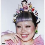 Naomi Watanabe Instagram - @officemagazinenyc 🤍 ニューヨークの雑誌の表紙を飾りました🫶 ネロさんがヘアスタイリストだけでなく フォトグラファーとして初めての表紙撮影、 記念すべき1号に参加できて嬉しいです。 @nerohair おめでとうございます！ そして私のフィギュアを使った個性的な髪型も最高です このガチャガチャ持ってる人いるよね？ 私にしか出来ない表現をしていただきありがとうございます！ 全部フィルムで撮ってるから 撮られる側も1枚1枚お魂込めて撮影しました。 でも撮影中の動画がまじヤバいんだけど！ 基本上半身撮影だとはいえ 下半身のポーズ爆笑 股広げ過ぎてベージュのスパッツ見えてるし、動くと頭の飾り取れちゃうから微動だにしてないのもなんか怖いし足カエルだし うにょ でもニューヨークの街で自分を見ると不思議な感じ！！！ 同じアパートの人とエレベーター一緒になってさ、 あんたのカバー見たよ、自分を街中で見るってどんな気持ち？これからも頑張ってねーばいびー！ってめっちゃクールに応援された。 キャピキャピしてないニューヨーカーが好きです Made the cover of this issue! It's so weird to see myself on the cover in the streets of New York! My neighbor in the same apartment asked, "Weren't you on the cover of something? How does it feel to see your face on the streets? Good luck!" What a cool interaction😂 Thank you New Yorker😂 And a huge congratulations to Nero for making his cover debut as a photographer! 我々テンション上がって発売と同時に お店まで見に行っちゃった！ もし買える方はぜひ！ 📸💇🏻‍♀️ @nerohair 👗 @john_colver 💄 @ittts_sena 💅 @nailsbymei Editor-in-Chief @simonrasmussen Creative Director @jesperdlund Associate Creative Director @mitchism Design Direction/Art Direction @w_e_studio @claudineeriksson @pierawolf Managing Editor @sahirahmei Graphic Design @jiyoon_cha @sofiefinderup New York City
