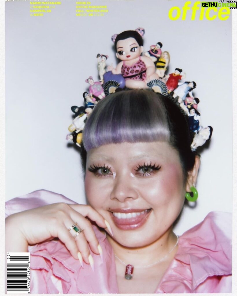 Naomi Watanabe Instagram - @officemagazinenyc 🤍 ニューヨークの雑誌の表紙を飾りました🫶 ネロさんがヘアスタイリストだけでなく フォトグラファーとして初めての表紙撮影、 記念すべき1号に参加できて嬉しいです。 @nerohair おめでとうございます！ そして私のフィギュアを使った個性的な髪型も最高です このガチャガチャ持ってる人いるよね？ 私にしか出来ない表現をしていただきありがとうございます！ 全部フィルムで撮ってるから 撮られる側も1枚1枚お魂込めて撮影しました。 でも撮影中の動画がまじヤバいんだけど！ 基本上半身撮影だとはいえ 下半身のポーズ爆笑 股広げ過ぎてベージュのスパッツ見えてるし、動くと頭の飾り取れちゃうから微動だにしてないのもなんか怖いし足カエルだし うにょ でもニューヨークの街で自分を見ると不思議な感じ！！！ 同じアパートの人とエレベーター一緒になってさ、 あんたのカバー見たよ、自分を街中で見るってどんな気持ち？これからも頑張ってねーばいびー！ってめっちゃクールに応援された。 キャピキャピしてないニューヨーカーが好きです Made the cover of this issue! It's so weird to see myself on the cover in the streets of New York! My neighbor in the same apartment asked, "Weren't you on the cover of something? How does it feel to see your face on the streets? Good luck!" What a cool interaction😂 Thank you New Yorker😂 And a huge congratulations to Nero for making his cover debut as a photographer! 我々テンション上がって発売と同時に お店まで見に行っちゃった！ もし買える方はぜひ！ 📸💇🏻‍♀ @nerohair 👗 @john_colver 💄 @ittts_sena 💅 @nailsbymei Editor-in-Chief @simonrasmussen Creative Director @jesperdlund Associate Creative Director @mitchism Design Direction/Art Direction @w_e_studio @claudineeriksson @pierawolf Managing Editor @sahirahmei Graphic Design @jiyoon_cha @sofiefinderup New York City