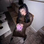 Naomi Watanabe Instagram - @acnestudios のショーにご招待頂きまして、パリに行ってました！！🇫🇷 今回も素敵なショーでめっちゃ興奮して、 ずっと音楽に合わせて首動かしてた(きも) 素敵なドレスに激高ハイヒールで足首ぐにょぐにょにならずに頑張って歩いてたら、アクネスタッフの鬼陽キャエドワードが 「直美、カイリージェンナーとロザリアの所に行こう！」って私の手を引っ張り2人のところに連れてってくれてまさかのご挨拶しました。 初めましてー！って握手して丁寧に謙虚に挨拶してたら、エドワードが「直美はジャパニーズビヨンセなんだよ！わら」みたいな陽キャジョークかましてきてwwwみんなも「え？そうなん？」みたいになってww 根暗直美テンパって「NO!NO!ちょ、誰に何言ってんのよー」ってエドワードの肩叩きながら言ったら、なんかすごいウケてうにょほっこりみたいな空気流れたwww カイリーは私がNO!NO!ってつっこんだ後にすごい笑ってたから、アメリカにもボケツッコミ文化あるんだ！って勉強になりました！ (どこで誰と学んでる😂) そして仲里依紗ちゃんと再会！うちらの手の握り方意味不明すぎてそれに3分ぐらい爆笑した ちゃんみなちゃんともそのあとのディナーで久々に再会してまじ爆笑しながらしわあせな時間を過ごしました！ 結論 😀ギャル最強😀 #acnestudios Paris,France