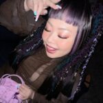 Naomi Watanabe Instagram - @acnestudios のショーにご招待頂きまして、パリに行ってました！！🇫🇷 今回も素敵なショーでめっちゃ興奮して、 ずっと音楽に合わせて首動かしてた(きも) 素敵なドレスに激高ハイヒールで足首ぐにょぐにょにならずに頑張って歩いてたら、アクネスタッフの鬼陽キャエドワードが 「直美、カイリージェンナーとロザリアの所に行こう！」って私の手を引っ張り2人のところに連れてってくれてまさかのご挨拶しました。 初めましてー！って握手して丁寧に謙虚に挨拶してたら、エドワードが「直美はジャパニーズビヨンセなんだよ！わら」みたいな陽キャジョークかましてきてwwwみんなも「え？そうなん？」みたいになってww 根暗直美テンパって「NO!NO!ちょ、誰に何言ってんのよー」ってエドワードの肩叩きながら言ったら、なんかすごいウケてうにょほっこりみたいな空気流れたwww カイリーは私がNO!NO!ってつっこんだ後にすごい笑ってたから、アメリカにもボケツッコミ文化あるんだ！って勉強になりました！ (どこで誰と学んでる😂) そして仲里依紗ちゃんと再会！うちらの手の握り方意味不明すぎてそれに3分ぐらい爆笑した ちゃんみなちゃんともそのあとのディナーで久々に再会してまじ爆笑しながらしわあせな時間を過ごしました！ 結論 😀ギャル最強😀 #acnestudios Paris,France