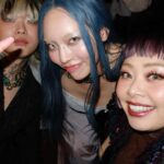 Naomi Watanabe Instagram - @acnestudios のショーにご招待頂きまして、パリに行ってました！！🇫🇷 今回も素敵なショーでめっちゃ興奮して、 ずっと音楽に合わせて首動かしてた(きも) 素敵なドレスに激高ハイヒールで足首ぐにょぐにょにならずに頑張って歩いてたら、アクネスタッフの鬼陽キャエドワードが 「直美、カイリージェンナーとロザリアの所に行こう！」って私の手を引っ張り2人のところに連れてってくれてまさかのご挨拶しました。 初めましてー！って握手して丁寧に謙虚に挨拶してたら、エドワードが「直美はジャパニーズビヨンセなんだよ！わら」みたいな陽キャジョークかましてきてwwwみんなも「え？そうなん？」みたいになってww 根暗直美テンパって「NO!NO!ちょ、誰に何言ってんのよー」ってエドワードの肩叩きながら言ったら、なんかすごいウケてうにょほっこりみたいな空気流れたwww カイリーは私がNO!NO!ってつっこんだ後にすごい笑ってたから、アメリカにもボケツッコミ文化あるんだ！って勉強になりました！ (どこで誰と学んでる😂) そして仲里依紗ちゃんと再会！うちらの手の握り方意味不明すぎてそれに3分ぐらい爆笑した ちゃんみなちゃんともそのあとのディナーで久々に再会してまじ爆笑しながらしわあせな時間を過ごしました！ 結論 😀ギャル最強😀 #acnestudios Paris,France