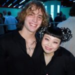 Naomi Watanabe Instagram - . @boss ファッションショーに行ってきました！！ 超ビッグでワクワクするランウェイを超えた未来的なセットとカッコいいBOSSを表現する素晴らしいショーだったんだけど、 至るところに伝説のAIソフィアがいて、 自由に話しかけて良いよって言われたから ニコニコのソフィアにウキウキで近寄ったら めっちゃ嫌な顔された 何もしてないのに秒で嫌われたんだけど！！ 将来AIに嫌われないように気を使う未来が来るのかな？笑 でも最後は機嫌なおして踊ってくれた。 ソフィア結構かまちょでうにょ (9個目の動画の最後ニッコニコで踊ってるよw) ちなみに2個目の動画の途中に出てくるパソコン仮装の人 ちゃんと仕事してる演出してんのうける 実際話してみるとめっちゃいい人なのもウケる 普段スーツとか着る機会ないけど むっちゃ似合うやんって思って 今後挑戦してみよ🫶 人が多過ぎて 全員とは写真撮れなかったんだけど、 いつものチームBOSS友とも会えたし 新しい友達も出来て根暗とっても嬉しいです笑 #BeYourOwnBOSS #BOSSMilanShow #ad #adv Milan, Italy
