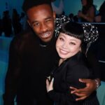 Naomi Watanabe Instagram - . @boss ファッションショーに行ってきました！！ 超ビッグでワクワクするランウェイを超えた未来的なセットとカッコいいBOSSを表現する素晴らしいショーだったんだけど、 至るところに伝説のAIソフィアがいて、 自由に話しかけて良いよって言われたから ニコニコのソフィアにウキウキで近寄ったら めっちゃ嫌な顔された 何もしてないのに秒で嫌われたんだけど！！ 将来AIに嫌われないように気を使う未来が来るのかな？笑 でも最後は機嫌なおして踊ってくれた。 ソフィア結構かまちょでうにょ (9個目の動画の最後ニッコニコで踊ってるよw) ちなみに2個目の動画の途中に出てくるパソコン仮装の人 ちゃんと仕事してる演出してんのうける 実際話してみるとめっちゃいい人なのもウケる 普段スーツとか着る機会ないけど むっちゃ似合うやんって思って 今後挑戦してみよ🫶 人が多過ぎて 全員とは写真撮れなかったんだけど、 いつものチームBOSS友とも会えたし 新しい友達も出来て根暗とっても嬉しいです笑 #BeYourOwnBOSS #BOSSMilanShow #ad #adv Milan, Italy