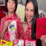 Napapa Tantrakul Instagram - ร่วมเฉลิมฉลองเทศกาลตรุษจีน ปี 2567 ต้อนรับปีมังกรทองสุดยิ่งใหญ่ กับน้ำยาล้างจานซันไลต์ลดหนัก จัดเต็ม ให้บ้านสะอาด จานสะอาด เฮงๆ ยกตระกูลกันนะคะ ตรุษจีนนี้ซันไลต์ลดราคาพิเศษรับตรุษจีนที่ห้างร้านขายปลีกและส่งทั่วประเทศเลย ไม่ว่าจะเป็นบิ๊กซี, บิ๊กซี มินิ, ซีเจ มอลล์, โลตัส, โลตัส โกเฟรช, แม็คโคร, ท็อปส์, เซเว่น-อีเลฟเว่น ออล ออนไลน์, กูร์เมต์ หรือห้างสรรพค้าชั้นนำและร้านค้าส่งใกล้บ้านคุณค่ะ 🍽️💖 #UnileverThailand #ยูนิลีเวอร์บ้านสะอาดเฮงยกตระกูล #ซันไลต์