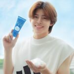 Naravit Lertratkosum Instagram - เข้าแก๊งหนุ่มซอฟหน้าใสเพราะเจอความนุ่มของ SENKA Perfect Whip วิปโฟมล้างหน้านุ่มฟินจนผมเคลิ้ม อยากชวนมาล้างหน้าด้วยกันจัง 💙 วันนี้มาฉลองให้กับ SENKA 20th Anniversary in Japan 🇯🇵 ไอเทมที่ใครลองก็ต้องรักแบบผม เค้ามาแบบสูตรใหม่ โฉมใหม่ Beauty Foam วิปโฟมนุ่ม ๆ แน่น ๆ ที่เพิ่มประสิทธิภาพมากกว่าเซนกะสูตรเดิมเพราะมี 2X ไมโคร บิวตี้ โฟม ทำความสะอาดผิว พร้อมบำรุงผิวใสนุ่มขึ้นทุกครั้งที่ล้างหน้า ! ใครยังไม่ได้ลอง ต้องรีบเลยย เซนกะ เพอร์เฟ็ค วิป ขนาด 120g ราคา 199.- ชอปได้ที่ Watsons, EVEANDBOY, Beautrium และยังมีขนาดพกพา 50g ราคา 99.- ที่ 7-Eleven​ ด้วยย ส่วนใครสายชอปออนไลน์ สามารถหาซื้อได้ที่ Senka by FineToday ใน Lazada หรือ FineToday Official Store ใน Shopee ค้าบ #SENKAThailand #เซนกะ20ปีในญี่ปุ่น #SENKA20thAnniversaryinJapan #SENKAPerfectWhip #เดบิวต์ผิวสวยใสกับเซนกะ