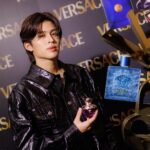 Naravit Lertratkosum Instagram - Versace Holiday Fragrance! 🖤💛 ใกล้ถึงช่วงเวลาแห่งความสุขปลายปีแบบนี้ ใครกำลังมองหาของขวัญให้กับคนพิเศษ ปอนด์ขอแนะนำน้ำหอม Versace และชุดของขวัญ Versace Holiday Set ให้กลิ่นหอมแทนความรู้สึก เพียงแค่ได้กลิ่นน้ำหอม Versace ก็คิดถึงปอนด์ทันที Versace Holiday Fragrance Season Pop-up 📍 Beauty Hall ชั้น M พารากอน ดีพาร์ทเม้นท์สโตร์ 🗓️ วันนี้ - 25 ต.ค. 2566 #VersaceFragrances #VersaceHolidayFragrance #DylanPurplexPond @beautyhall_thailand