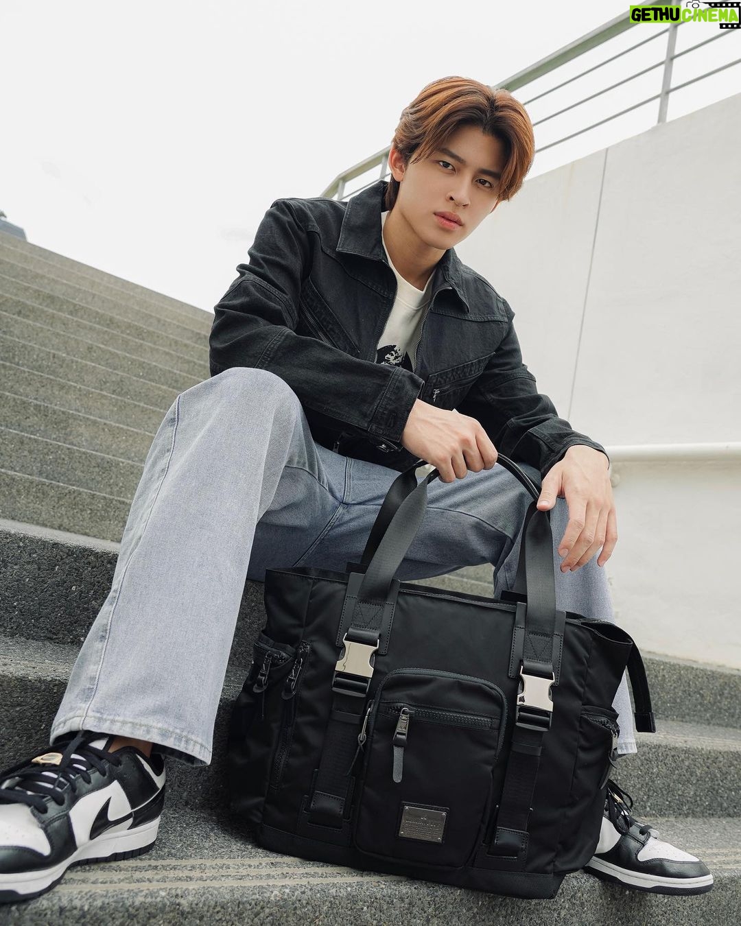 Naravit Lertratkosum Instagram - From Tokyo to Bkk กระเป๋า Street Fashion เป็นอะไรที่เหมาะกับผมมาก ใครอยากมีลุคเท่ๆ แนะนำรุ่น #SIERRA เลยครับ กระเป๋า MAKAVELIC เปิด Pop up Store ที่แรกในไทยวันที่ 15 ก.ย. 66 นี้ 📍ที่ Siam Discovery #MAKAVELICTHAILAND #THAILAND