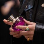 Naravit Lertratkosum Instagram - Versace Holiday Fragrance! 🖤💛 ใกล้ถึงช่วงเวลาแห่งความสุขปลายปีแบบนี้ ใครกำลังมองหาของขวัญให้กับคนพิเศษ ปอนด์ขอแนะนำน้ำหอม Versace และชุดของขวัญ Versace Holiday Set ให้กลิ่นหอมแทนความรู้สึก เพียงแค่ได้กลิ่นน้ำหอม Versace ก็คิดถึงปอนด์ทันที Versace Holiday Fragrance Season Pop-up 📍 Beauty Hall ชั้น M พารากอน ดีพาร์ทเม้นท์สโตร์ 🗓️ วันนี้ - 25 ต.ค. 2566 #VersaceFragrances #VersaceHolidayFragrance #DylanPurplexPond @beautyhall_thailand