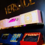 Naravit Lertratkosum Instagram - Versace Holiday Fragrance! 🖤💛 ใกล้ถึงช่วงเวลาแห่งความสุขปลายปีแบบนี้ ใครกำลังมองหาของขวัญให้กับคนพิเศษ ปอนด์ขอแนะนำน้ำหอม Versace และชุดของขวัญ Versace Holiday Set ให้กลิ่นหอมแทนความรู้สึก เพียงแค่ได้กลิ่นน้ำหอม Versace ก็คิดถึงปอนด์ทันที Versace Holiday Fragrance Season Pop-up 📍 Beauty Hall ชั้น M พารากอน ดีพาร์ทเม้นท์สโตร์ 🗓️ วันนี้ - 25 ต.ค. 2566 #VersaceFragrances #VersaceHolidayFragrance #DylanPurplexPond @beautyhall_thailand