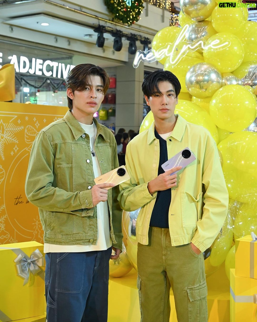Naravit Lertratkosum Instagram - ปอนด์และภูวิน มีความสุขและรู้สึกอบอุ่นมากครับ ที่ได้ไปร่วมงาน realme | Leap to the Wonderland ที่จัดให้แฟน ๆ มาฉลองเทศกาลส่งท้ายปี กับกิจกรรมดี ๆ และของรางวัลพิเศษมากมาย พร้อมสินค้าพร้อมโปรโมชั่นและของแถมเยอะจริง ๆ 💛 พวกผมขอฝาก realme 11 5G | 11x 5G และโปรโมชั่น real deals real joy ที่ให้คุณเป็นเจ้าของสมาร์ทโฟนดี ๆ พร้อมโปรโมชั่นและของแถมไปจนถึง 7 มค 67* เลยครับ และ อย่าลืมเทศกาลนี้ไปเที่ยวที่ไหน แฟน ๆ realme ต้องถ่ายภาพ shot on realme แชร์ความประทับใจ ลงโซเชียลพร้อมใส่ #realJoyMoments ลุ้นรับรางวัลกันครับ เพิ่มเติมที่ @realme_Thailand เลยนะครับผม . #realmeLeaptoTheWonderland #realDealsrealJoy #realjoyMoments #realme #realmeTH * เงื่อนไขเป็นไปตามที่บริษัทฯ กำหนด