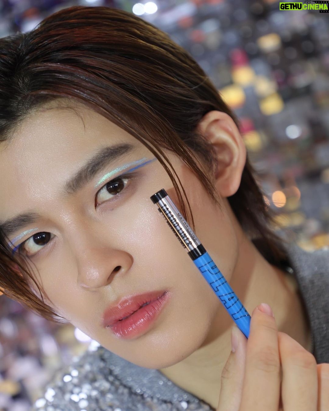 Naravit Lertratkosum Instagram - Let’s Strike ส่งท้ายปีแบบ New Yorker!!! ในงาน ‘MAYBELLINE NEW YORK BOLD’LING NY PARTY X TATTOO LINER PLAY (shooing star)🎳‘ ยึดลานโบว์ลิ่งจัดปาร์ตี้ (xmas tree) เปิดตัว #TattooPlayไลเนอร์ขี้เล่น 6 เฉดสีใหม่ล่าสุด แบบสุด fun สีสันสดใสพร้อมรับ 2024 ไปเลย! MAYBELLINE x NamtanPondDunk #MNYxTattooPlayEvent #MaybellineThailand @Maybellinemood