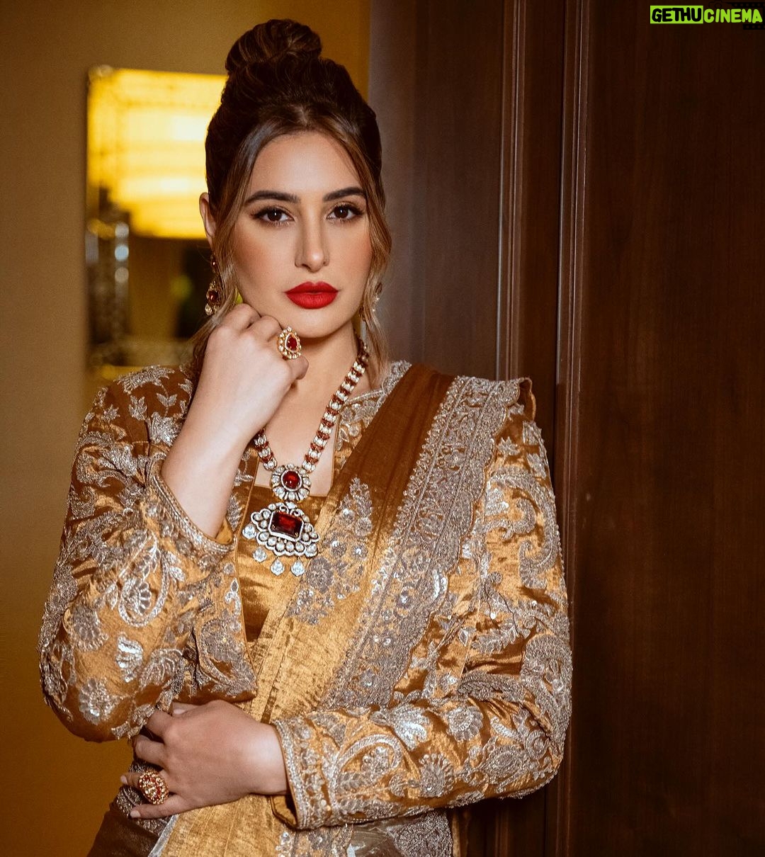 Nargis Fakhri Instagram - A fabulous evening at the 2024 @filmfare awards with @gujarattourism . . . . . : : Team #filmfare2024 Photographer @theabhivalera Hair @shefali_hairstylist.81 Makeup @makeup.yasmin Styling @leepakshiellawadi Outfit @shavetaandanuj Manager @mahakbrahmawar Jewelry @curiocottagejewelry Ahemdabad,Gujarat