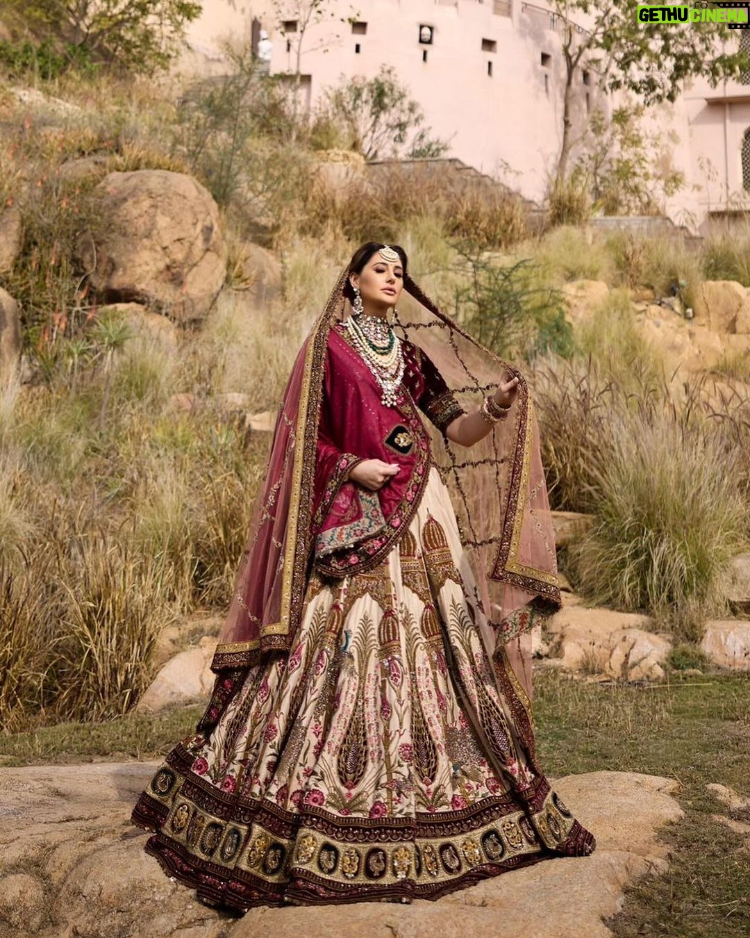Nargis Fakhri Instagram - Wandering through the pages of history #rajasthan #thepinkcity #pinkcity Location - @alilafortbishangarh @mahakbrahmawar ( <~ managing director ) . . . : : : : : : Photographer - @kewalchholak Stylist - @malvikadusad Make up - @kumbhat.muskaan Hair Stylist - @surajsainhairstaylist35 Alila Fort Bishangarh