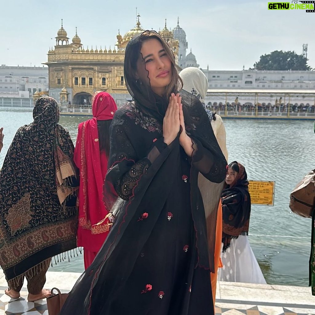 Nargis Fakhri Instagram - Thirteen years ago I visited the Golden Temple for the first time during Rockstar Promotions. Once again I was in awe of this beautiful structure and upon entering I felt the peace, harmony and solace in the temple as the spiritual energy there uplifts one’s consciousness. I always get emotional when visiting a holy place no matter which religion or faith it belongs to. At that moment I feel like I am connected to everyone there and the emotions of the world which really affects my heart and soul. I feel very Blessed to have the opportunity to have gone for the second time in my life. 🙏Waheguru . . . . . . . . . . . . . . . . . . . #blessed #traveldiaries #goldentemple #gratitude @ansabjahangirstudio Golden Temple,Amritsar