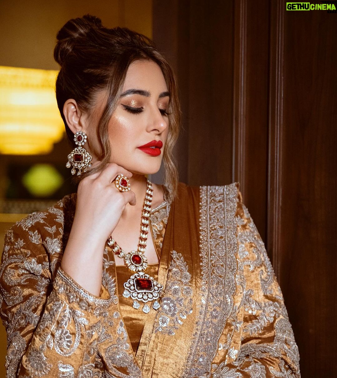 Nargis Fakhri Instagram - A fabulous evening at the 2024 @filmfare awards with @gujarattourism . . . . . : : Team #filmfare2024 Photographer @theabhivalera Hair @shefali_hairstylist.81 Makeup @makeup.yasmin Styling @leepakshiellawadi Outfit @shavetaandanuj Manager @mahakbrahmawar Jewelry @curiocottagejewelry Ahemdabad,Gujarat
