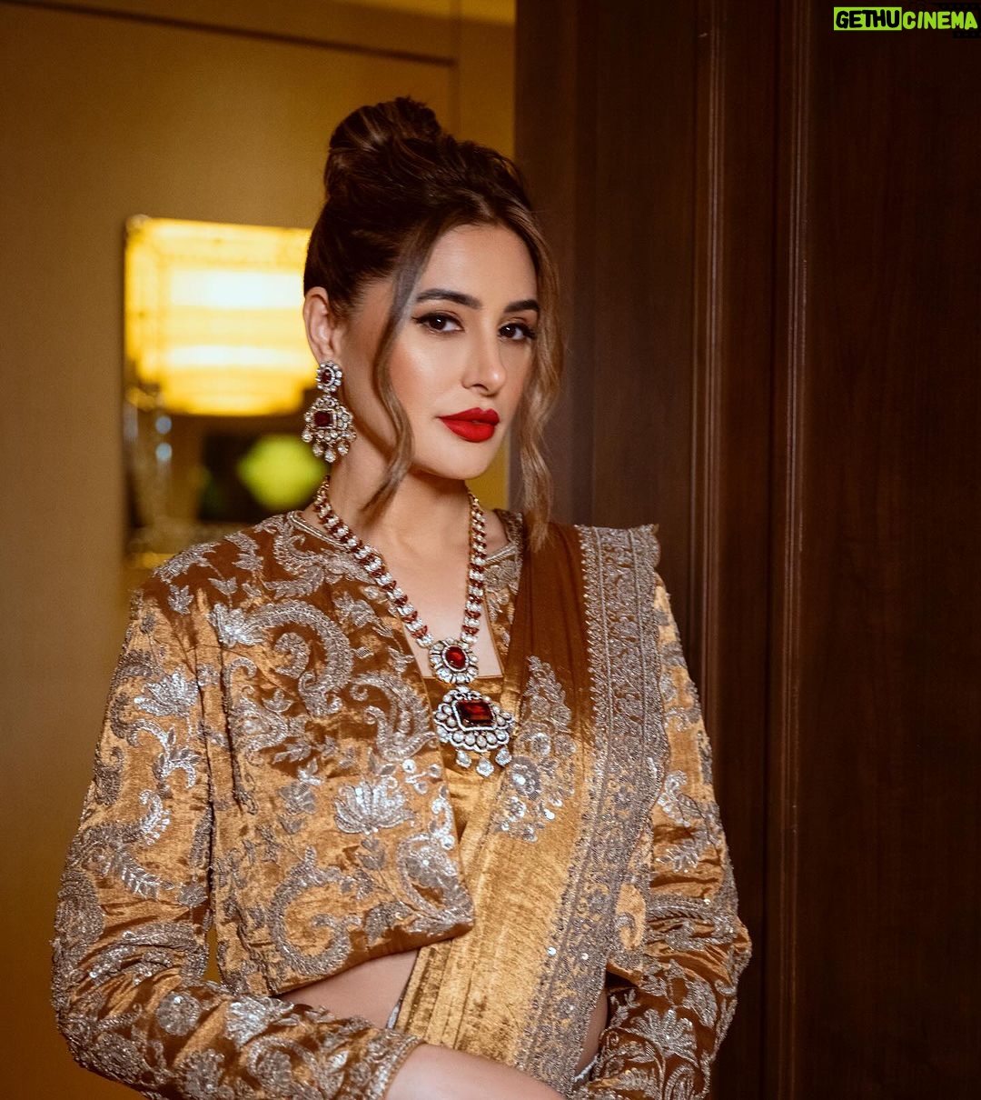 Nargis Fakhri Instagram - A fabulous evening at the 2024 @filmfare awards with @gujarattourism . . . . . : : Team #filmfare2024 Photographer @theabhivalera Hair @shefali_hairstylist.81 Makeup @makeup.yasmin Styling @leepakshiellawadi Outfit @shavetaandanuj Manager @mahakbrahmawar Jewelry @curiocottagejewelry Ahemdabad,Gujarat
