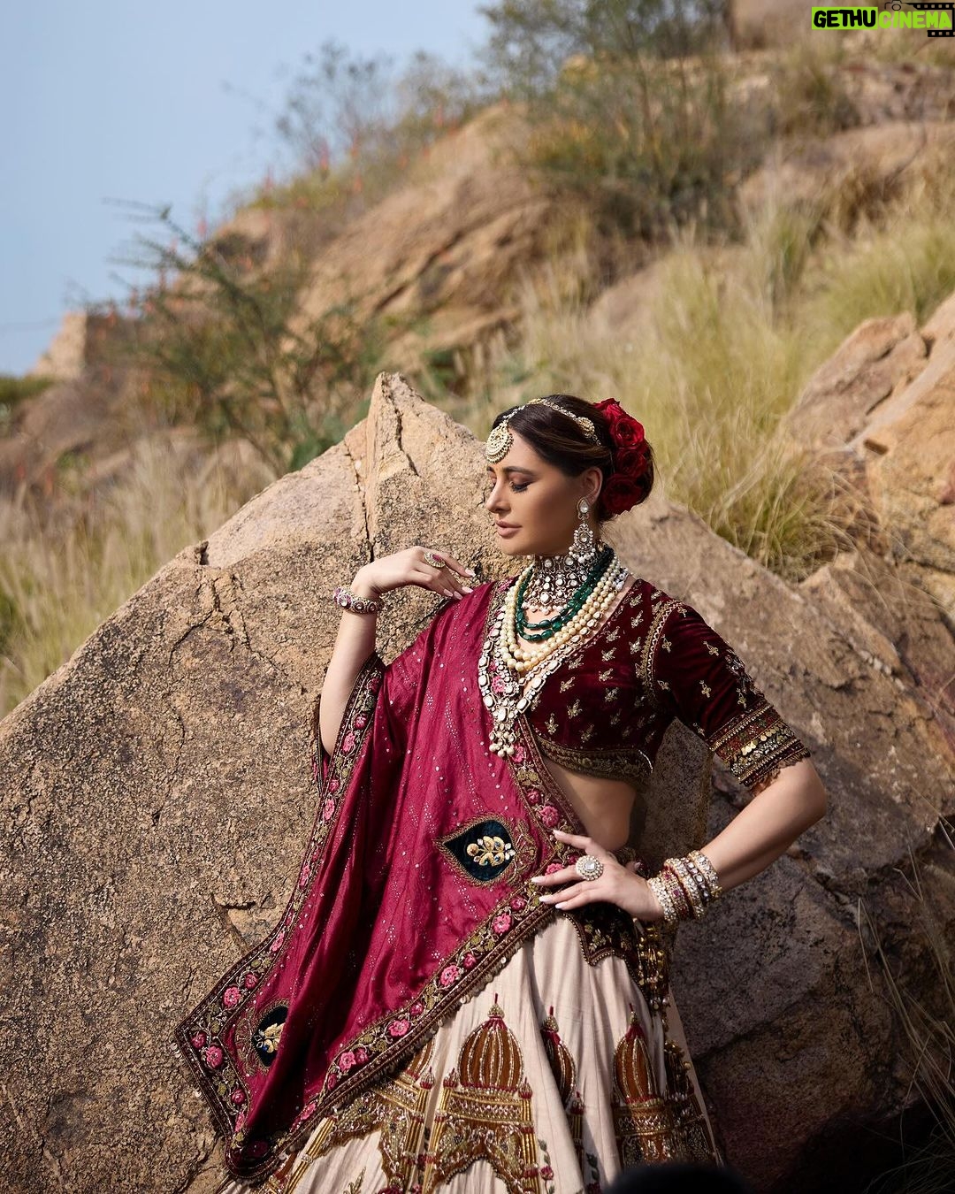 Nargis Fakhri Instagram - Wandering through the pages of history #rajasthan #thepinkcity #pinkcity Location - @alilafortbishangarh @mahakbrahmawar ( <~ managing director ) . . . : : : : : : Photographer - @kewalchholak Stylist - @malvikadusad Make up - @kumbhat.muskaan Hair Stylist - @surajsainhairstaylist35 Alila Fort Bishangarh