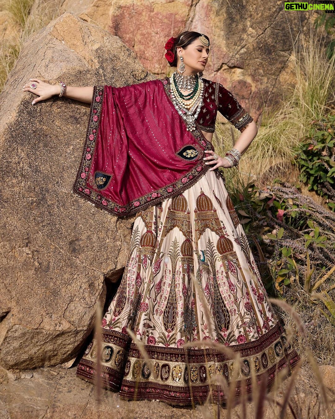 Nargis Fakhri Instagram - Wandering through the pages of history #rajasthan #thepinkcity #pinkcity Location - @alilafortbishangarh @mahakbrahmawar ( <~ managing director ) . . . : : : : : : Photographer - @kewalchholak Stylist - @malvikadusad Make up - @kumbhat.muskaan Hair Stylist - @surajsainhairstaylist35 Alila Fort Bishangarh