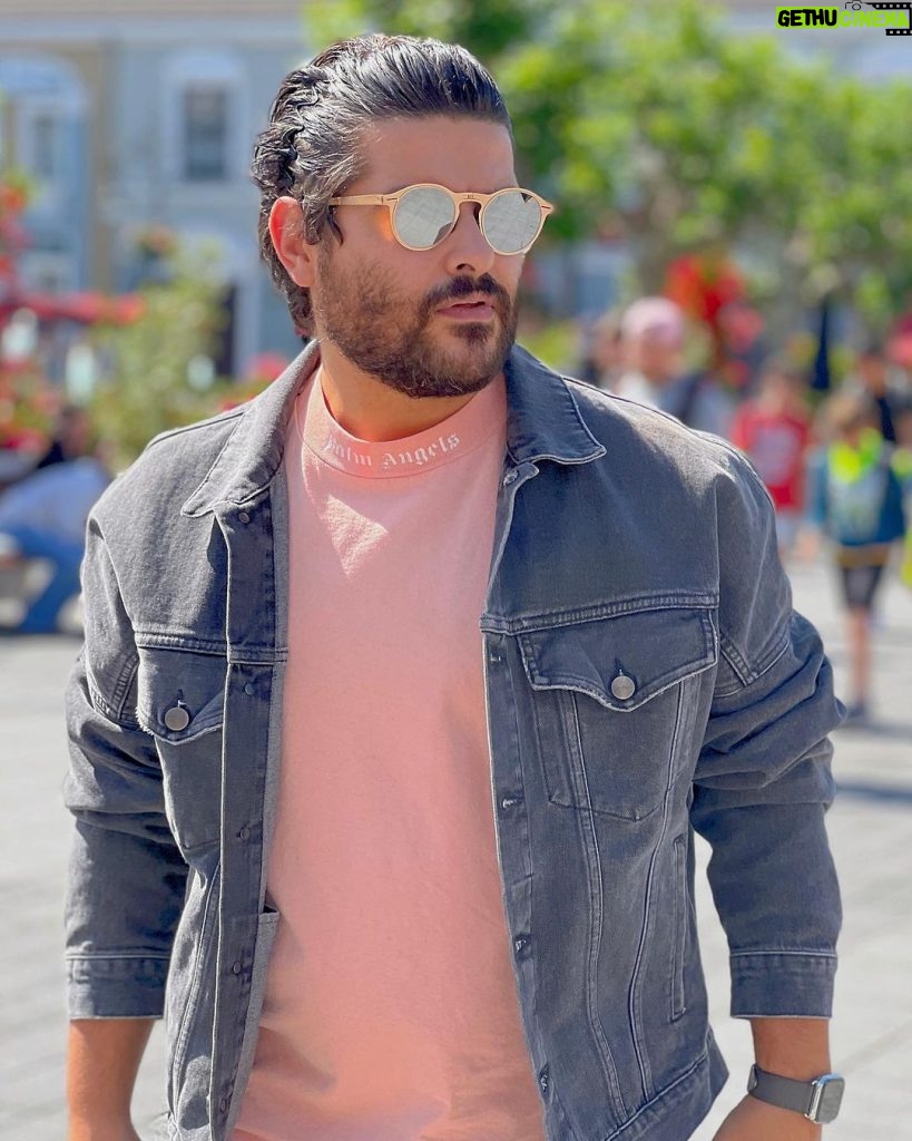 Nassif Zeytoun Instagram - Look on the pink side of life. ✌🏻 #NassifZeytoun