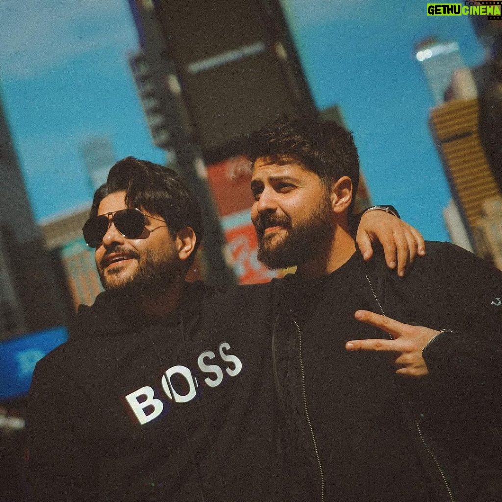 Nassif Zeytoun Instagram - أنا و أخي 🕯 #NassifZeytoun Time Square New York City