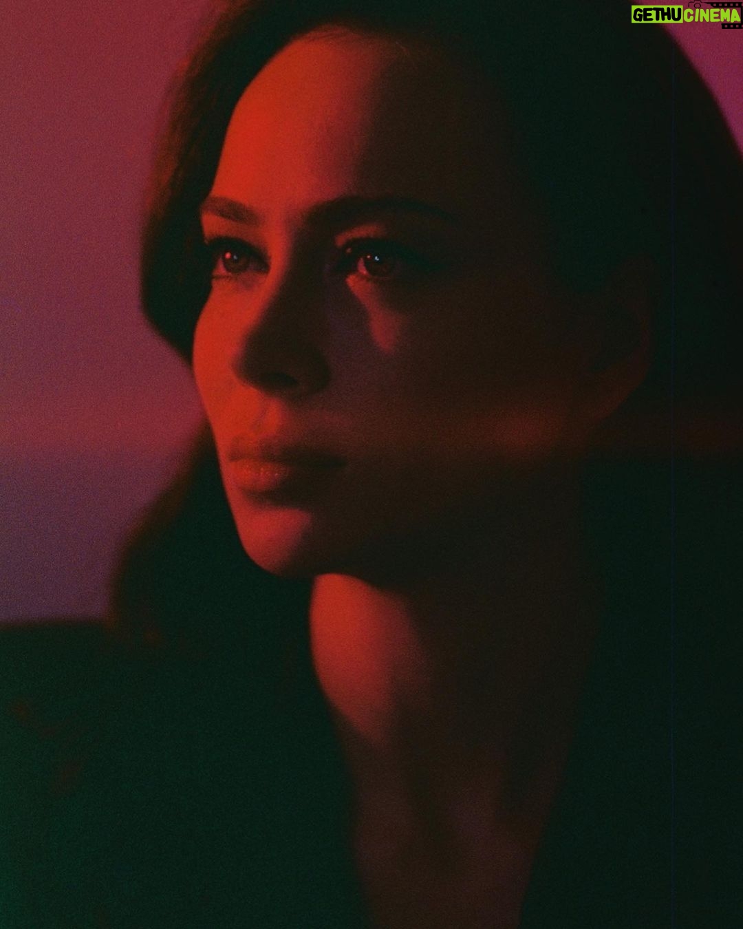 Nastasya Samburskaya Instagram - Еще немного фотографий на плёночку от @vmudrov А завтра будут с концерта! Жду комментов про грустные глаза))) в ту пору мучалась бессонницей🫣