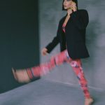 Nastasya Samburskaya Instagram - Услышала, что IKEA уходит из России. Легла на их диван, думала меня тоже вывезут. Оказалось, что так это не работает… Ладно, сама вывезу Foto @vmudrov Style @sophiesavenue Muah @annazakhozhaya