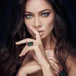 Nastasya Samburskaya Instagram - Как на майском, на лесу Я поймаю стрекозу! Зеленую! Вонючую! Поймаю и замучаю…. 🫣 📷 @dvelichko 💍 @belizajewels