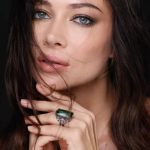 Nastasya Samburskaya Instagram - Анонсирую для вас песню «Полмира», которая выйдет неизвестно когда, поэтому пока делюсь кусочком live версии. Режиссер и оператор @dvelichko В ролях: женщина @samburskaya Кольцо @belizajewels