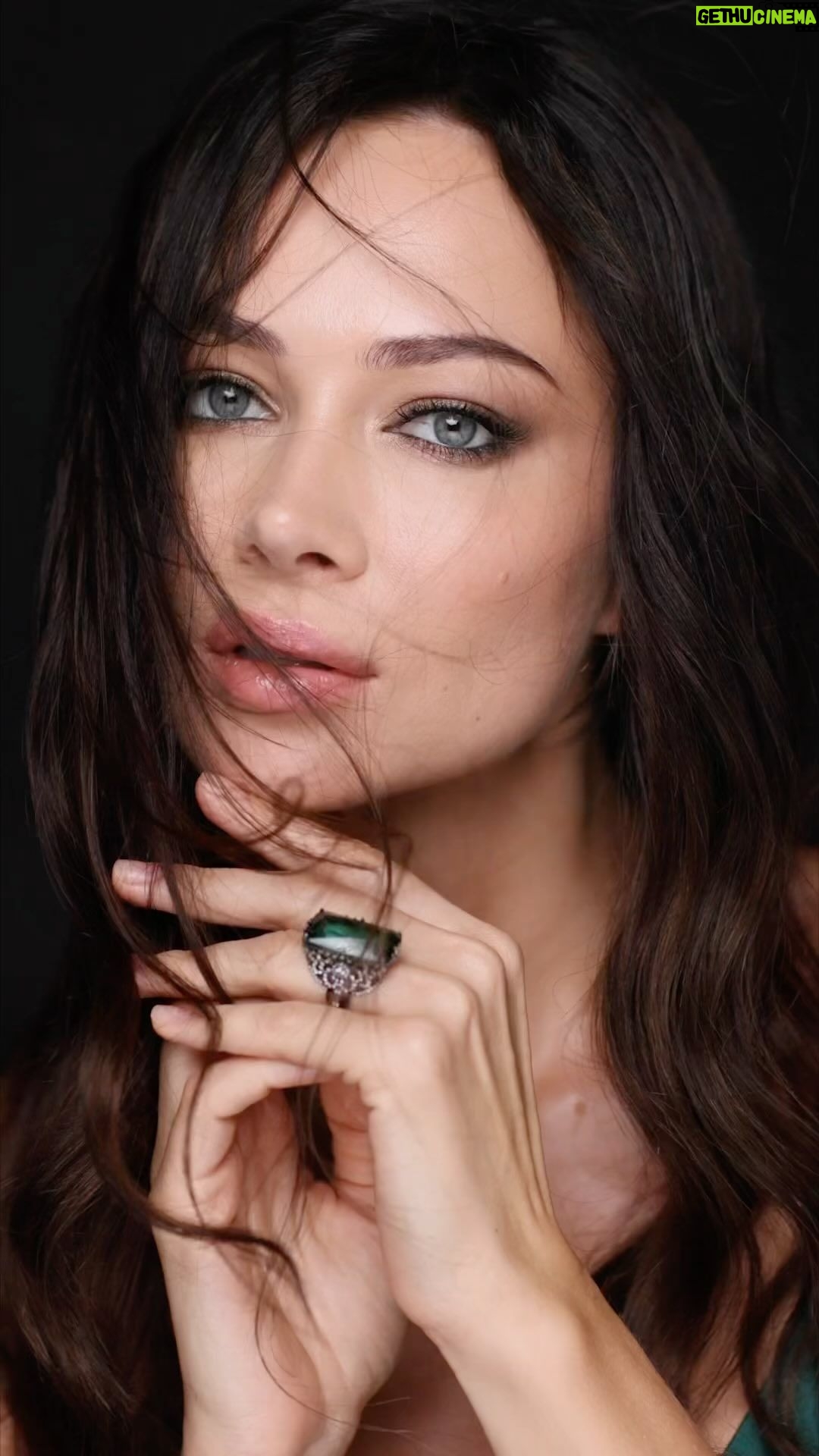 Nastasya Samburskaya Instagram - Анонсирую для вас песню «Полмира», которая выйдет неизвестно когда, поэтому пока делюсь кусочком live версии. Режиссер и оператор @dvelichko В ролях: женщина @samburskaya Кольцо @belizajewels