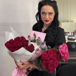 Nastasya Samburskaya Instagram - Радостно ворвалась обратно в спектакль « Охота на мужчин» большое спасибо всем зрителям за тёплый прием и цветочки 😘 конечно театр-это совершенно другое удовольствие, это «здесь и сейчас» выдал реплику-сразу получил отклик зала! Тогда, как снимаясь в кино, ты лишь предвкушаешь будущий результат! Следующий спектакль пройдёт в Москве, 21 июля и 26 августа. Насчет Питера решается, в скором времени будет информация ❤️ в другие города пока не планирую, плотная занятость, 3 проекта одновременно 💪🏽🥴