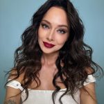 Nastasya Samburskaya Instagram - Буль-буль! Я в этом году подарю себе месяц зимнего отпуска 😎 я мечтала об этом лет 15 🎉🎉🎉 а еще у меня вышла песня, это мой подарок для вас! «Безответная» слушаем на всех площадках ❤️