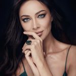Nastasya Samburskaya Instagram - Как на майском, на лесу Я поймаю стрекозу! Зеленую! Вонючую! Поймаю и замучаю…. 🫣 📷 @dvelichko 💍 @belizajewels