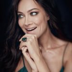 Nastasya Samburskaya Instagram - Как на майском, на лесу Я поймаю стрекозу! Зеленую! Вонючую! Поймаю и замучаю…. 🫣 📷 @dvelichko 💍 @belizajewels