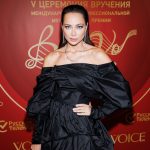 Nastasya Samburskaya Instagram - Вчера, на 5ой, международной премии @bravo.premia при поддержке @radiomontecarlo , прошедшей в стенах Большого Театра было невероятно много красоты и талантливых людей, объединенных лишь одной идеей- любви к искусству! Я скромно присоседилась (это не опечатка) ко всем, в невероятном платье из шелковой тахты от @tatyanakochnova_official и получила массу комплиментов, кажется побив все предыдущие рекорды 💪🏽А в дополнение к сногсшибательному образу, надела бриллиантовое колье, серьги и кольцо, от @russamocvet Теперь я кажется знаю, как чувствуют себя богини на Олимпе 🫠🫶
