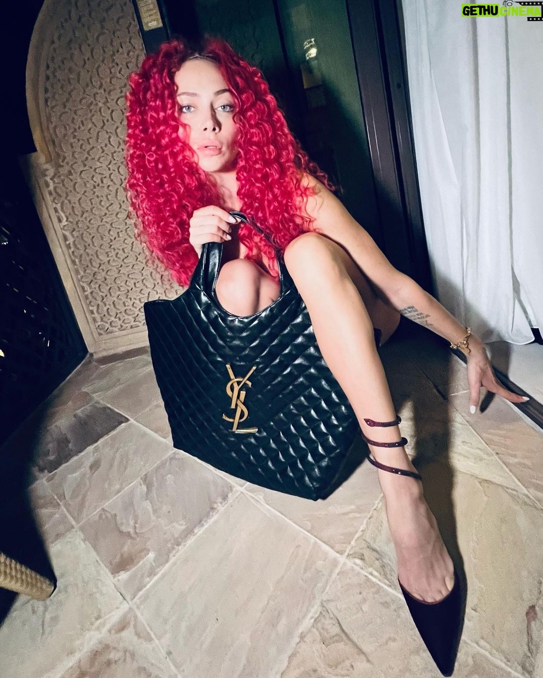 Nastasya Samburskaya Instagram - Наверное, это лучшая реклама @ysl за которую они не заплатили 😂 божественный фотограф @rudovanata 👩🎤 @sistema_volos_master 💓 Madinat Jumeirah