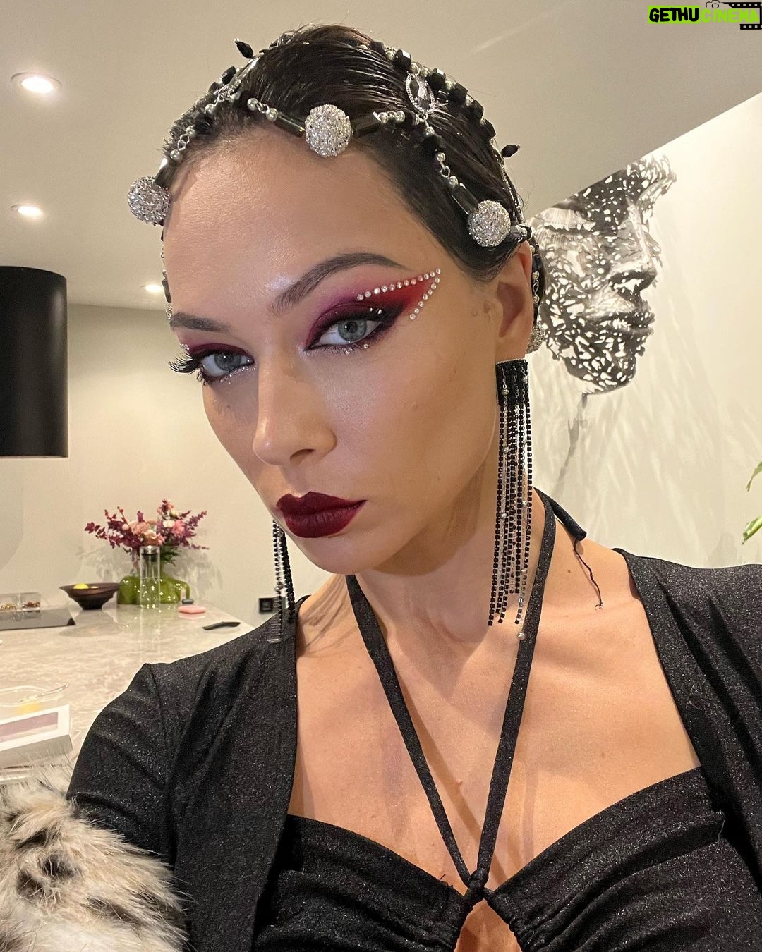 Nastasya Samburskaya Instagram - Вот такая вечеринкааааа, красилась 2 часа, а чем она закончилась, можно посмотреть сегодня в сторис😀 эко рысь отсюда @vera_yakimova_studio @vera_yakimova_studio #afterhalloween