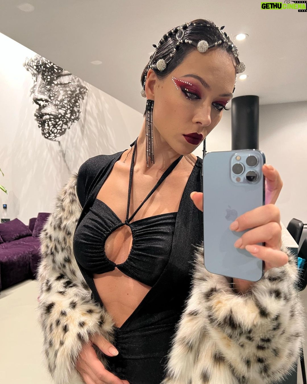 Nastasya Samburskaya Instagram - Вот такая вечеринкааааа, красилась 2 часа, а чем она закончилась, можно посмотреть сегодня в сторис😀 эко рысь отсюда @vera_yakimova_studio @vera_yakimova_studio #afterhalloween