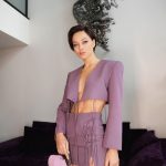 Nastasya Samburskaya Instagram - Можно ли собрать три таких разных, но при этом идеально подходящих мне образа, побывав всего в одном месте? Можно, если это мой любимый @leformstore ❤️ LEFORM — это старейший концептуальный магазин в Москве, где представлено более 200 брендов одежды и обуви: от Dries Van Noten до Rick Owens. Хожу я туда уже много лет, и всегда нахожу что-то интересное! В этом году LEFORM исполняется целых двадцать пять лет: вообще, как мне рассказали, это самый первый концепт-стор, открывшийся в восточной Европе. В этот раз я выбрала там три очень разных образа. В первом — кожаный корсетный топ Manokhi, джинсы с вырезами Maison Margiela, грубые боты Premiata (очень удобные!), а наверх — чумовое пальто Jacob Lee. Во втором — секси костюм Yuzefi очень красивого лавандового оттенка я сочетаю с сумочкой того же бренда и аккуратными босоножками GIABORDINI. Ну и третий мой любимый: короткая кожаная куртка Manokhi с объемными плечами, джинсы Darkpark и мини-сумочка Alexander Wang. Я обычно хожу в их магазин на Поварской 35/28, но вообще их четыре: есть еще большой стор в Дмитровском переулке 7, тоже очень красивый, и еще два поменьше — один на Новослободской и еще один в Подмосковье. Но доставка тоже работает супер — проверено! Она быстрая, а самое приятное, что еще и бесплатная. Мой заказ вот доставили в тот же день! В общем, делюсь и отрываю от сердца — правда классное место, где сейчас можно найти ну очень крутые вещи. Голосуем — какой образ понравился больше всего? 🥰