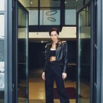 Nastasya Samburskaya Instagram - Можно ли собрать три таких разных, но при этом идеально подходящих мне образа, побывав всего в одном месте? Можно, если это мой любимый @leformstore ❤️ LEFORM — это старейший концептуальный магазин в Москве, где представлено более 200 брендов одежды и обуви: от Dries Van Noten до Rick Owens. Хожу я туда уже много лет, и всегда нахожу что-то интересное! В этом году LEFORM исполняется целых двадцать пять лет: вообще, как мне рассказали, это самый первый концепт-стор, открывшийся в восточной Европе. В этот раз я выбрала там три очень разных образа. В первом — кожаный корсетный топ Manokhi, джинсы с вырезами Maison Margiela, грубые боты Premiata (очень удобные!), а наверх — чумовое пальто Jacob Lee. Во втором — секси костюм Yuzefi очень красивого лавандового оттенка я сочетаю с сумочкой того же бренда и аккуратными босоножками GIABORDINI. Ну и третий мой любимый: короткая кожаная куртка Manokhi с объемными плечами, джинсы Darkpark и мини-сумочка Alexander Wang. Я обычно хожу в их магазин на Поварской 35/28, но вообще их четыре: есть еще большой стор в Дмитровском переулке 7, тоже очень красивый, и еще два поменьше — один на Новослободской и еще один в Подмосковье. Но доставка тоже работает супер — проверено! Она быстрая, а самое приятное, что еще и бесплатная. Мой заказ вот доставили в тот же день! В общем, делюсь и отрываю от сердца — правда классное место, где сейчас можно найти ну очень крутые вещи. Голосуем — какой образ понравился больше всего? 🥰