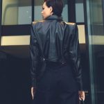 Nastasya Samburskaya Instagram - Можно ли собрать три таких разных, но при этом идеально подходящих мне образа, побывав всего в одном месте? Можно, если это мой любимый @leformstore ❤️ LEFORM — это старейший концептуальный магазин в Москве, где представлено более 200 брендов одежды и обуви: от Dries Van Noten до Rick Owens. Хожу я туда уже много лет, и всегда нахожу что-то интересное! В этом году LEFORM исполняется целых двадцать пять лет: вообще, как мне рассказали, это самый первый концепт-стор, открывшийся в восточной Европе. В этот раз я выбрала там три очень разных образа. В первом — кожаный корсетный топ Manokhi, джинсы с вырезами Maison Margiela, грубые боты Premiata (очень удобные!), а наверх — чумовое пальто Jacob Lee. Во втором — секси костюм Yuzefi очень красивого лавандового оттенка я сочетаю с сумочкой того же бренда и аккуратными босоножками GIABORDINI. Ну и третий мой любимый: короткая кожаная куртка Manokhi с объемными плечами, джинсы Darkpark и мини-сумочка Alexander Wang. Я обычно хожу в их магазин на Поварской 35/28, но вообще их четыре: есть еще большой стор в Дмитровском переулке 7, тоже очень красивый, и еще два поменьше — один на Новослободской и еще один в Подмосковье. Но доставка тоже работает супер — проверено! Она быстрая, а самое приятное, что еще и бесплатная. Мой заказ вот доставили в тот же день! В общем, делюсь и отрываю от сердца — правда классное место, где сейчас можно найти ну очень крутые вещи. Голосуем — какой образ понравился больше всего? 🥰