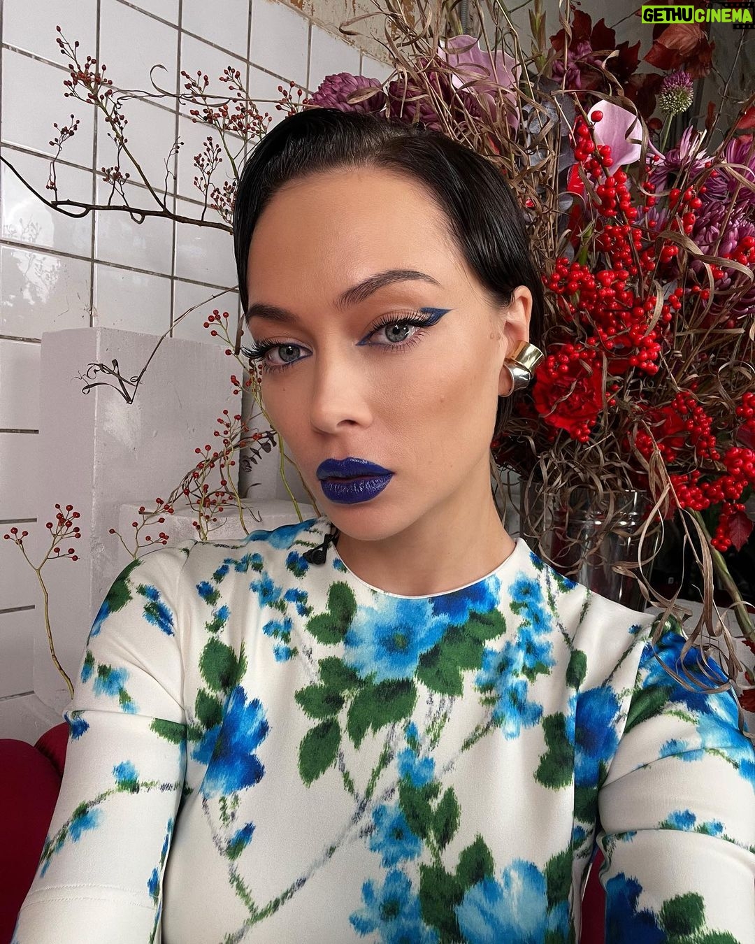 Nastasya Samburskaya Instagram - В таком чудесном мейке, в безумно модных 🧅🧅🧅,такой великолепной компанией с @crazysuka и @minogarova на самом красивом проекте YouTube #позавчерашниеновости Спасибо за приглашение! Смотрим, улыбаемся, яхонтовые мои 🤗🤗🤗
