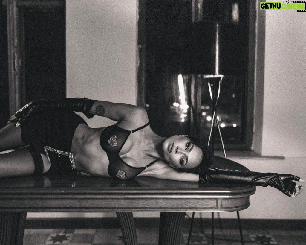 Nastasya Samburskaya Instagram - Продолжаем эксперименты с лежачими фотографиями🖤 Макияж @victoria_sultanova Стиль @sofya_am Фотограф @galya_anis 🖤🖤🖤 Moscow
