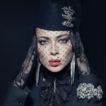 Nastasya Samburskaya Instagram - Я не знаю, кто так делает и зачем, но уверена, что у этого человек всё будет хорошо! Я снималась в одном очень рейтинговом проекте, роль у меня там забавная, коллектив прекрасный, я довольна, все довольны. Затем они начали снимать фильм по этому сериалу и меня сначала туда позвали, а потом исчезли, я написала им сама а они сказали, что меня выписали из сценария, как и часть персонажей. Затем я узнала, что мой партнёр отказался сниматься и решила, что именно из-за его отказа я стала им не нужна. Но буквально вчера увиделась с автором проекта и сообщила ему о своём негодовании. И тут выясняется, что он-то вообще не в курсе! Что ему продюсер проекта сказал, что я мол сама отказалась, причём по причине того, что переросла проект… Я вроде ни у кого мужа не уводила, подлянок не устраивала деньги в долг без отдачи не брала, козу не отравила, урожай не сп@здила в «счастливом фермере»… ☹️ 📸 @dvelichko
