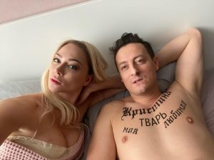 Nastasya Samburskaya Instagram - На съёмках, если есть вероятность того, что грудь может засветиться в кадре, я ее обязательно заклеиваю скотчем))) такой вот секретик) какие вам ещё киношные тайны рассказать?))
