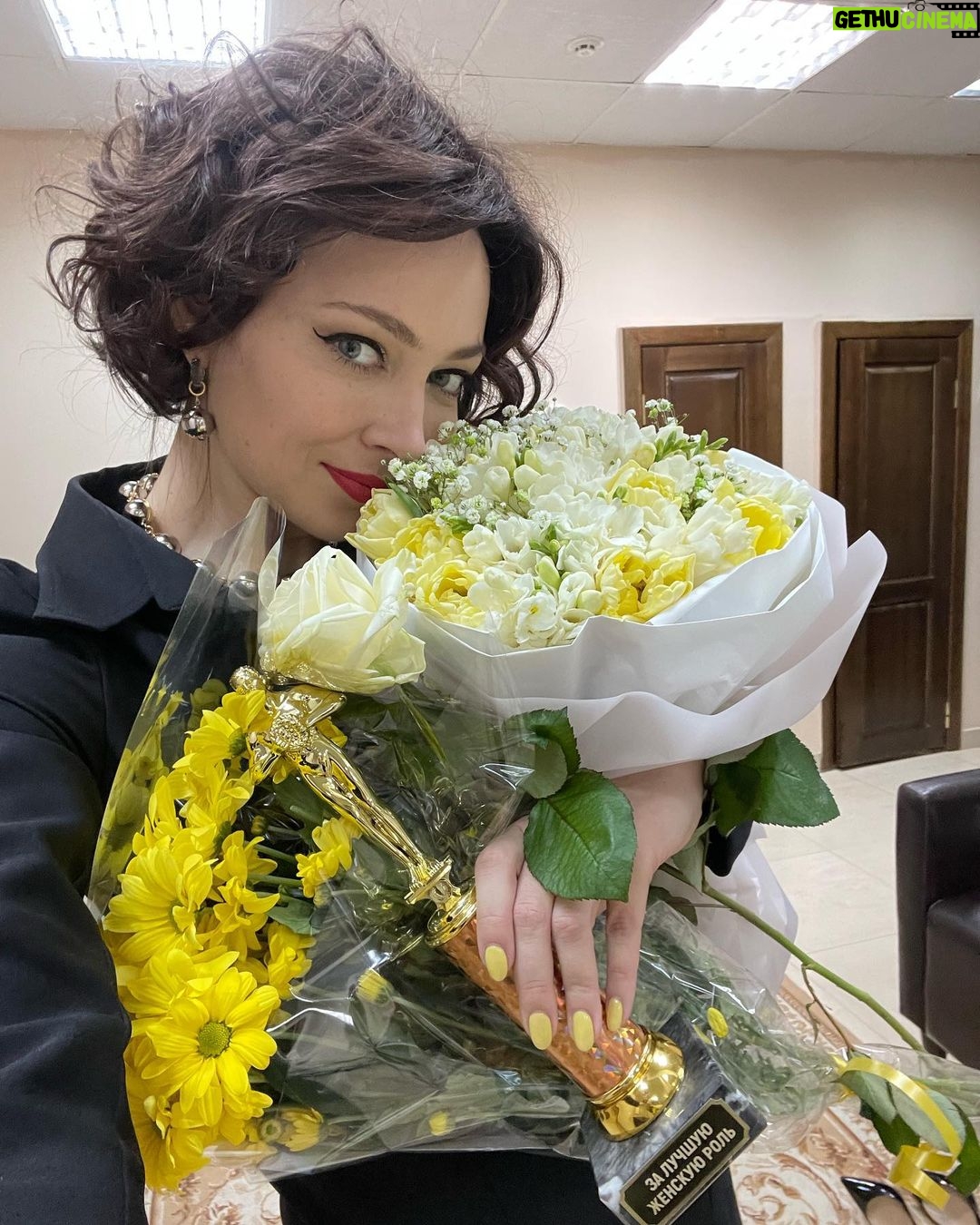 Nastasya Samburskaya Instagram - У меня для вас ещё одна новость, я больше не играю в спектакле «Охота на мужчин», сегодня в Ростове на Дону был заключительный спектакль с моим участием. Было прекрасное время, невероятное количество городов мы объездили за три года, роль Евы была пожалуй самой моей любимой. Но надо двигаться дальше! Спасибо большое моим партнерам @st_bond и @ivantsarevitch1 вы лучшие! Спасибо всем зрителям за цветы, подарки, смех, аплодисменты и любовь 😘 Rostov-on-Don