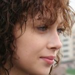 Nastasya Samburskaya Instagram - Это фотография 2007 года, когда появился «контакт» и я в нем надолго потерялась. Очень меня увлекала общественная деятельность на просторах сети, я создавала и вела группы нашего курса в ГИТИСе, группу спектакля, загружала фотографии, что-то постоянно мониторила. А уж игру «Счастливый фермер» наверное тоже многие помнят))) какое счастье было своровать урожай у друга 😂 Настолько разбиралась во всех функциях, что если у кого-то были вопросы, первая кому звонили, это конечно была я. Ну вот и сейчас всё идёт к тому, что пора возвращаться. Добавила ссылочку в шапку, переходи, подписывайся на мой паблик в Вконтакте, там будет что-то интересненькое 💋